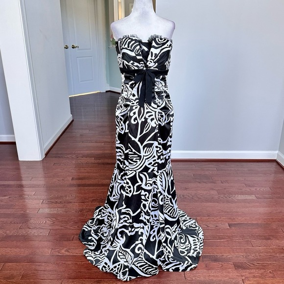 Xscape Dresses & Skirts - XSCAPE Black White Ruched Sides Sexy Floral Pattern Lace Detail Gown Dress